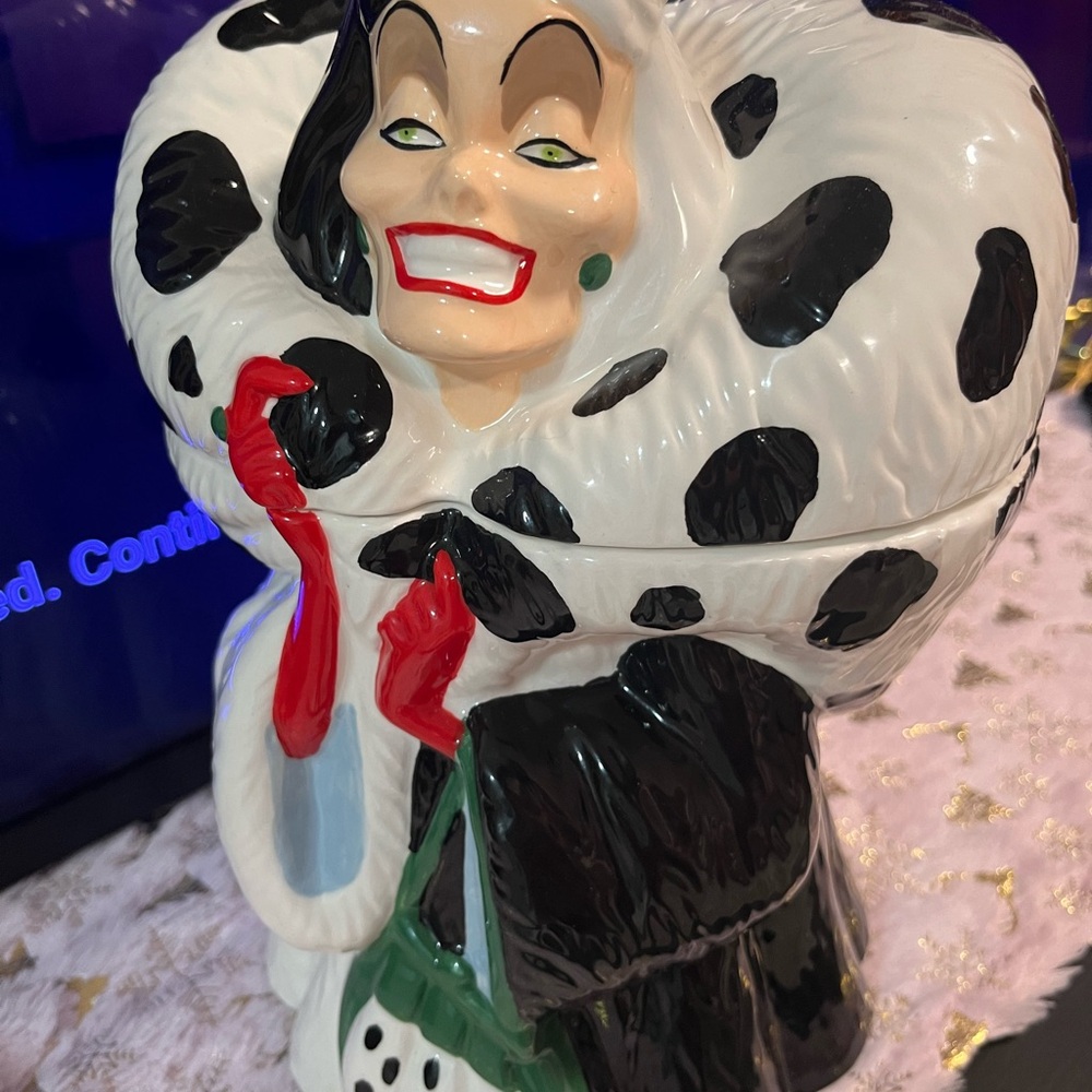 Disney Cruella Ceramic Cookie Jar - Picture 3 of 9
